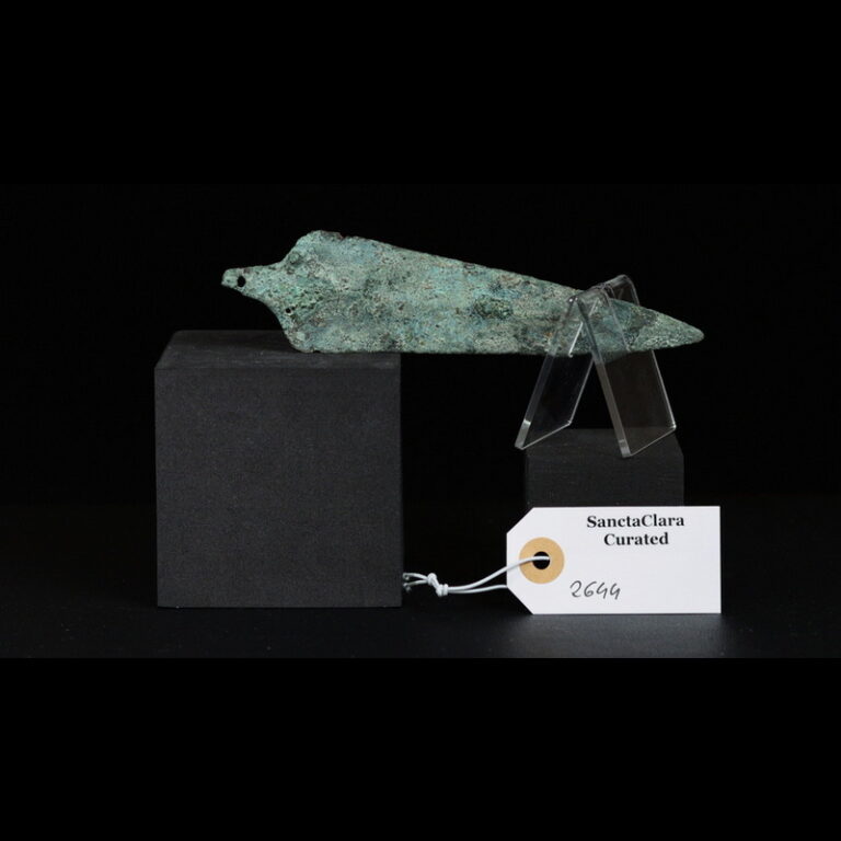 Early Bronze Age dagger with short tang