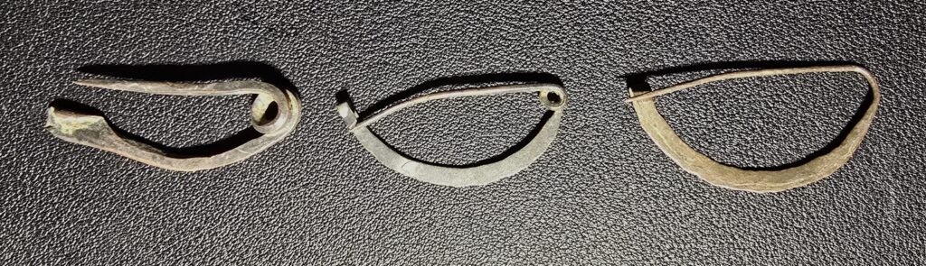 Hammered copper wire fibulas