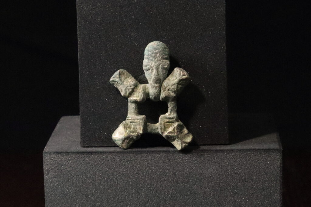 Anthropomorphic pendant